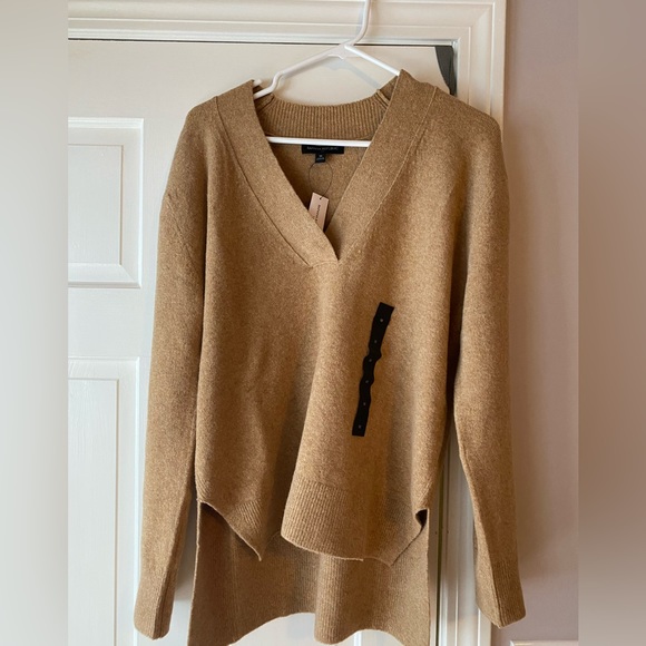 NWT Wide V Neck sweater from Banana Republic factory - Picture 2 of 7